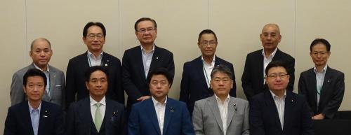 後列左から松本理事、木佐貫副会長、佐藤会長、半渡理事、田中理事、高妻監事
