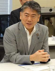 発言される古川衆議院議員