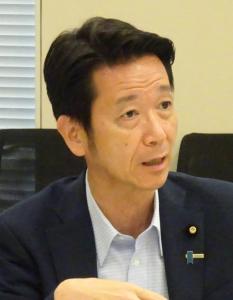発言される長峯参議院議員