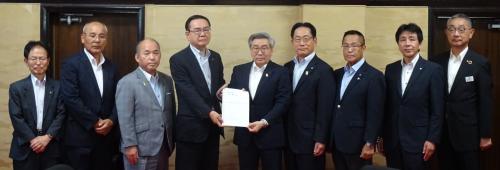 左から高妻監事、田中理事、松本理事、佐藤会長、日隈副知事、木佐貫副会長、半渡理事、甲斐理事、黒木理事