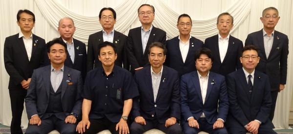 後列左から丸山監事、松本理事、木佐貫副会長、佐藤会長、半渡理事、黒木理事、黒木監事 前列左から松下参議院議員、武井衆議院議員、江藤衆議院議員、長友衆議院議員、渡辺衆議院議員