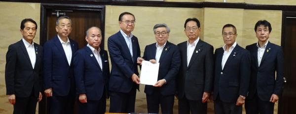 左から丸山監事、黒木理事、松本理事、佐藤会長、日隈副知事、木佐貫副会長、半渡理事、甲斐理事